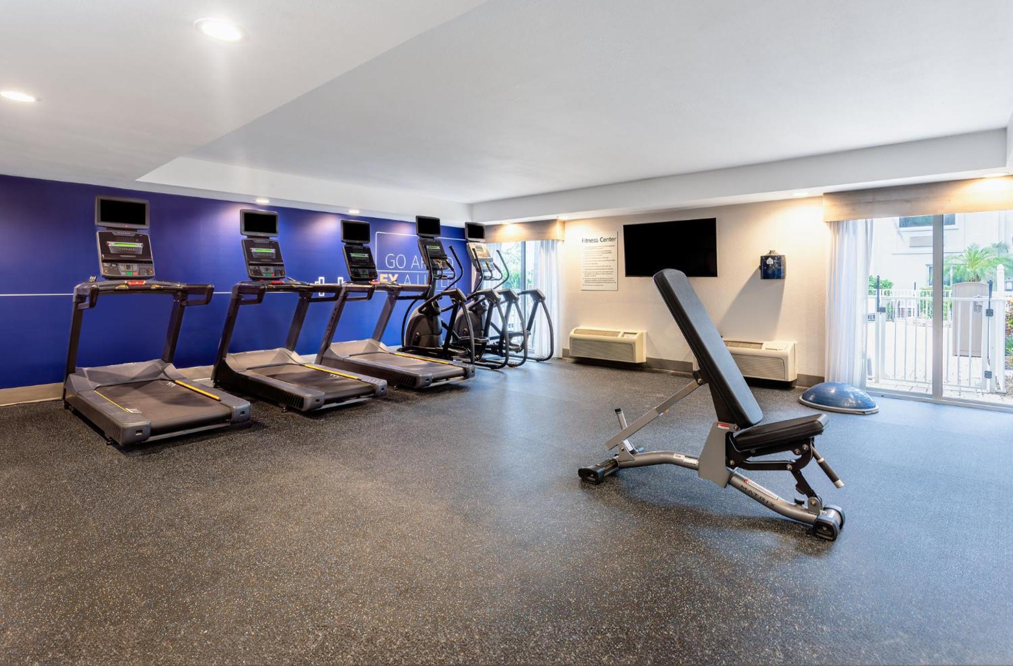 Holiday Inn Express Hotel Clearwater East - Icot Center By Ihg Пинеллас-Парк Экстерьер фото