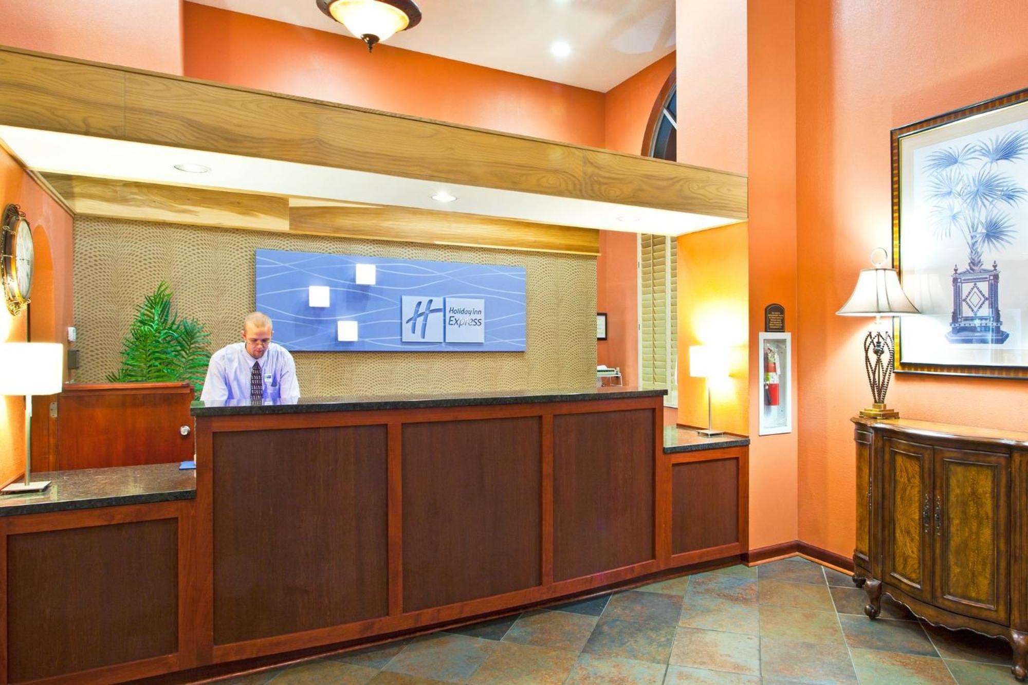 Holiday Inn Express Hotel Clearwater East - Icot Center By Ihg Пинеллас-Парк Экстерьер фото