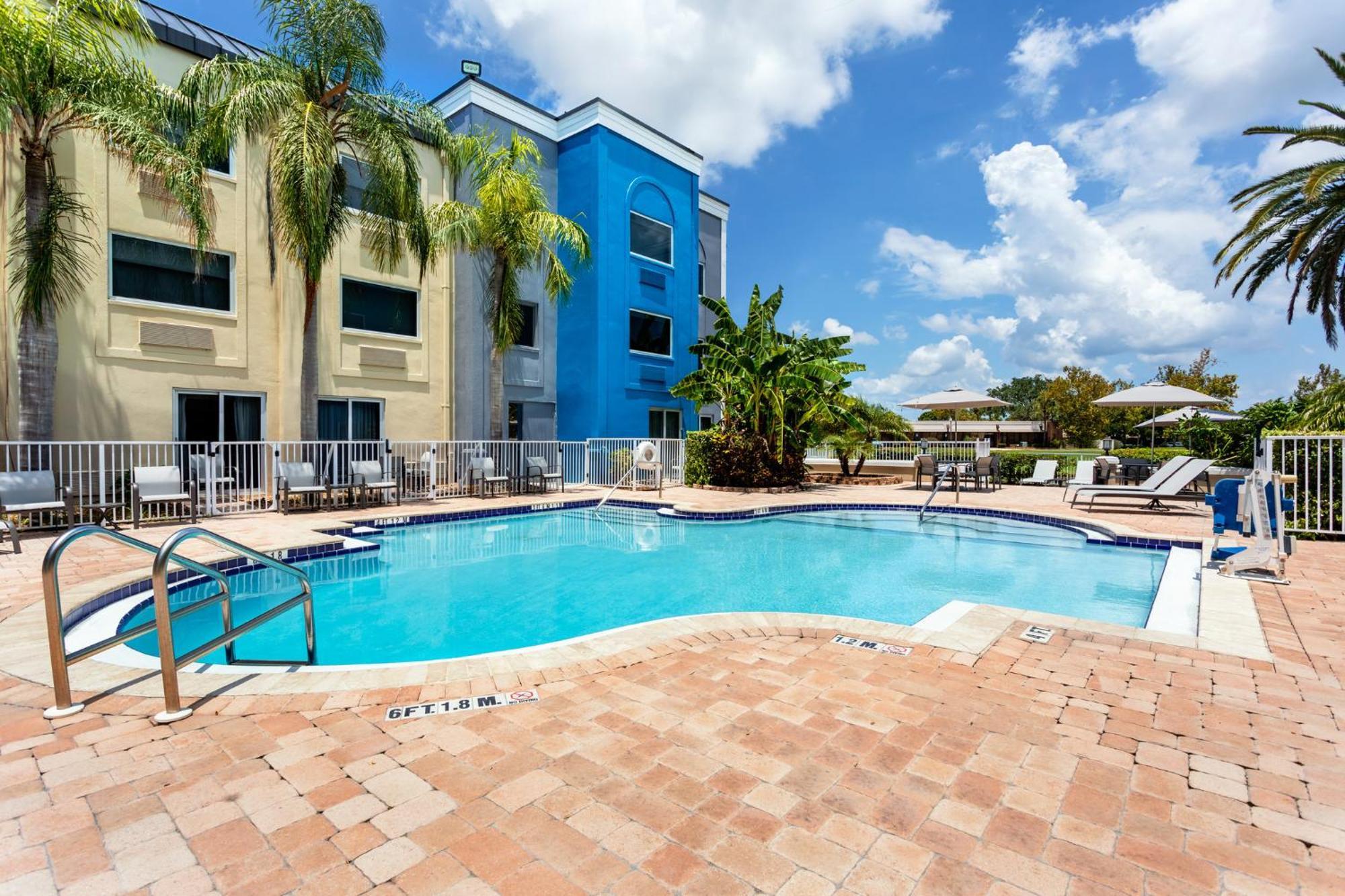 Holiday Inn Express Hotel Clearwater East - Icot Center By Ihg Пинеллас-Парк Экстерьер фото