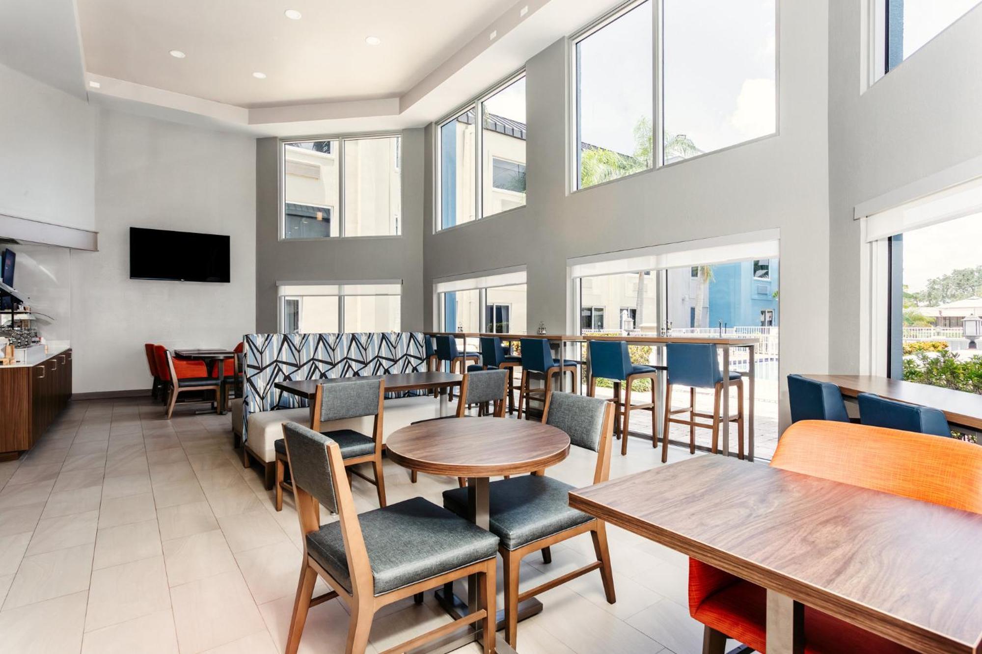 Holiday Inn Express Hotel Clearwater East - Icot Center By Ihg Пинеллас-Парк Экстерьер фото