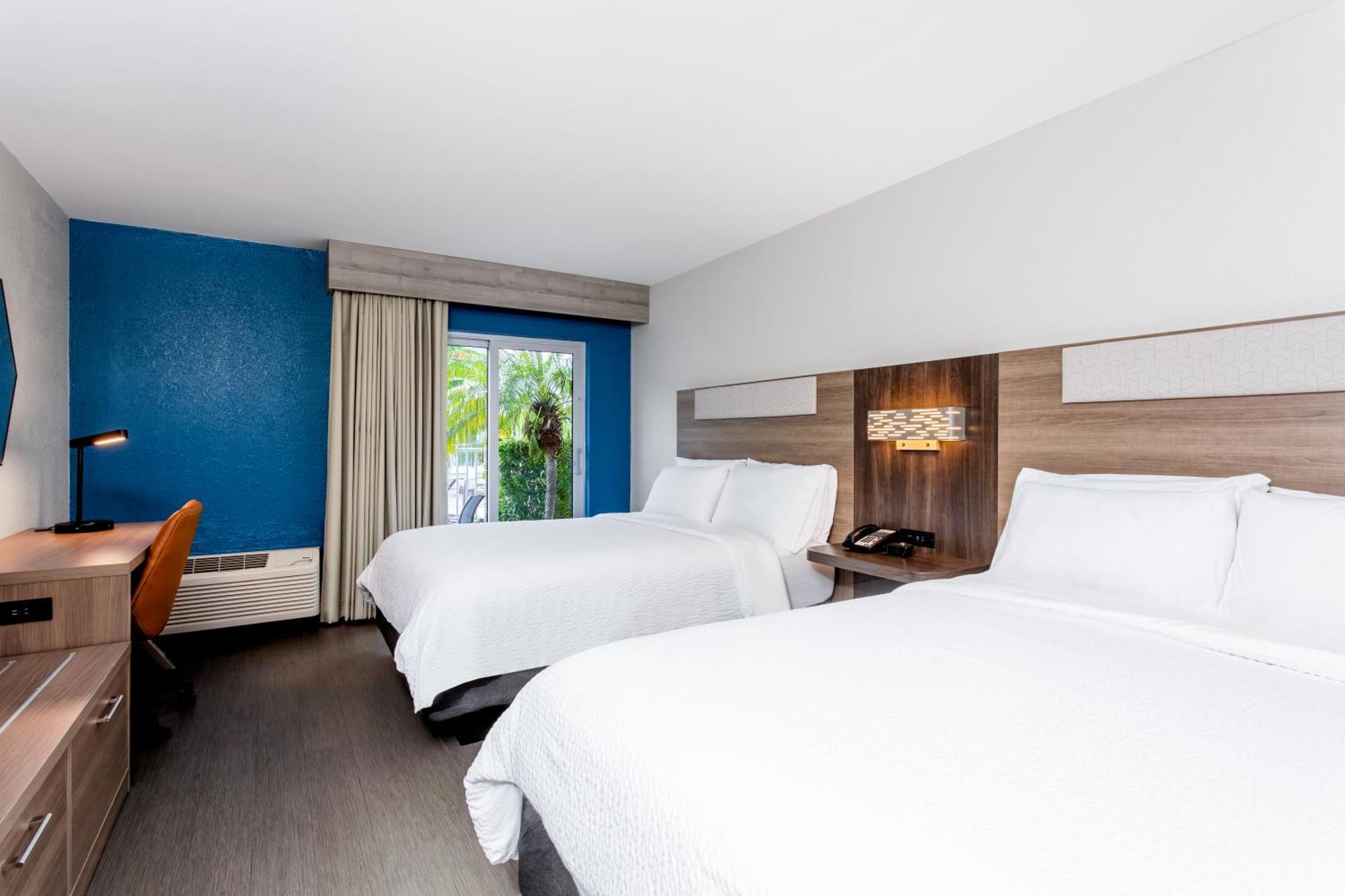 Holiday Inn Express Hotel Clearwater East - Icot Center By Ihg Пинеллас-Парк Экстерьер фото