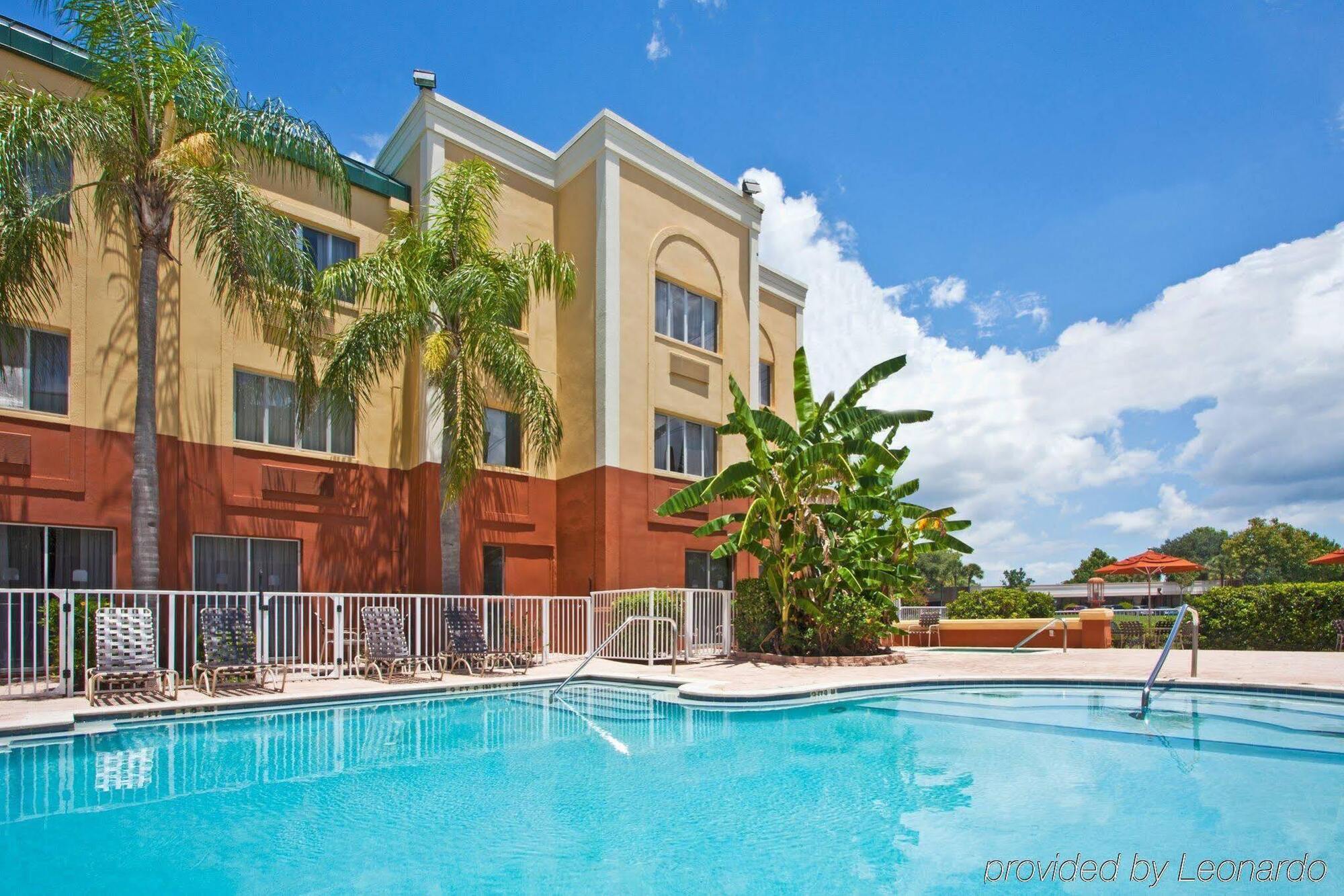 Holiday Inn Express Hotel Clearwater East - Icot Center By Ihg Пинеллас-Парк Экстерьер фото